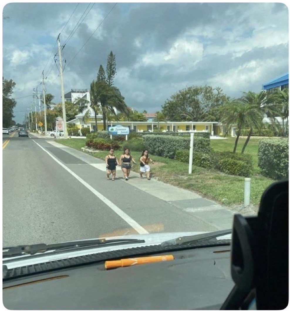 thebigdammy's tweet image. A group of short people coming is called what??🧐