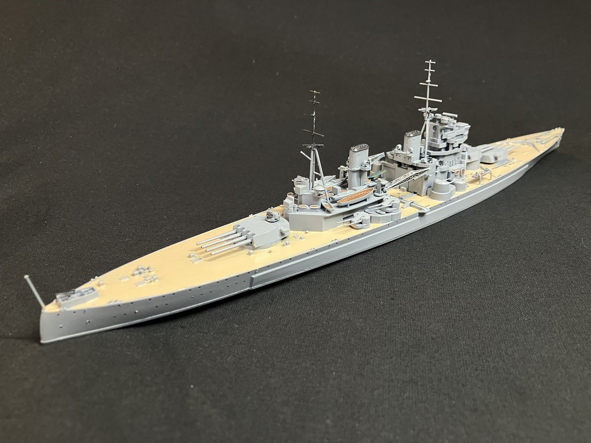 タミヤ ウォーターラインシリーズ 1/700 戦艦プリンスオブウェールズ
完成ですわ〜〜！！

イギリス海軍の戦艦ですわ
あまり構造を知らなかったので作りましたわ
艦橋の形好き。あと4連装砲！
実際の艦は迷彩柄なのですが、軍艦の迷彩はあまり好きではないのでロイヤルっぽい明るいグレーにしてます