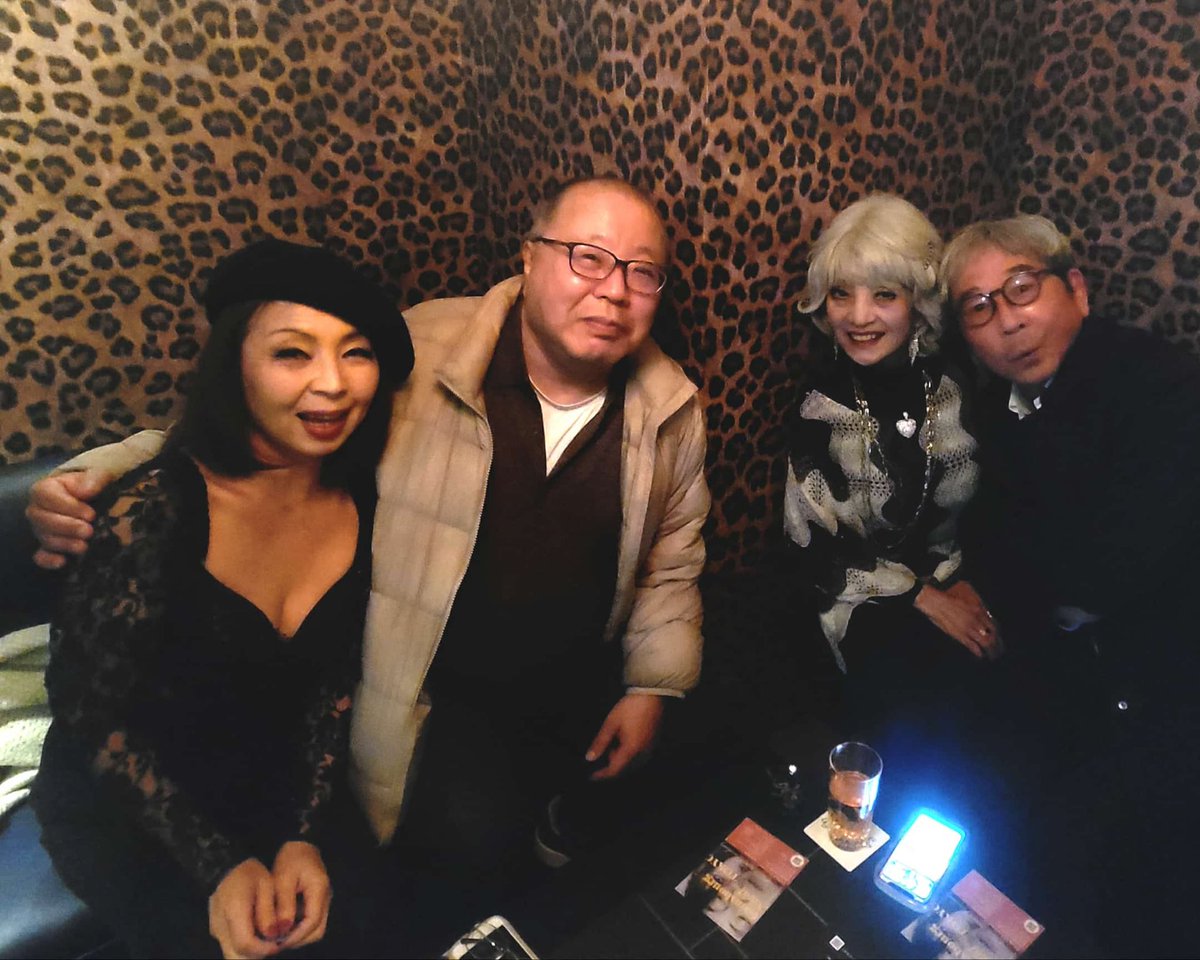 若者のお財布に優しい赤坂フラワーズ。25才以下はチャージ無し、ドリンク500y Only! にしました。お帰りにIDみせてね。東京にサロンの復活を🌸　本日も5pmオープン。番長は8pmから鎮座！Love