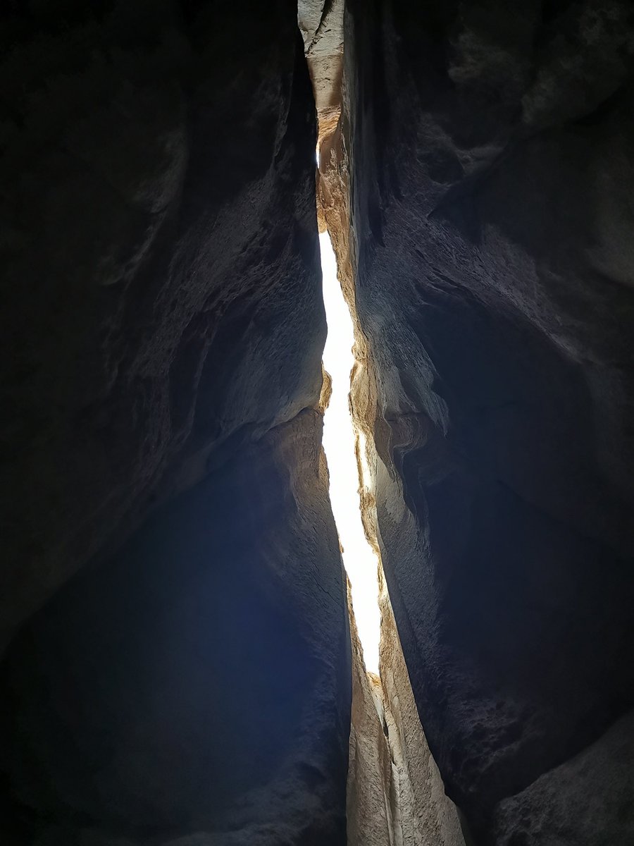 ثمة أشياء لا يكتمل حُسنها إلا بعد أن تُلامس الانكسار كأن الشقوق التي تُصيبها تفتح لها بابًا سرّيًا ليدخل الضوء ولتتنفّس الروح فيها للمرة الأولى فبعض الجمال لا يولد إلا من رحم التصدّع

#صباح_الخير 
#ومضات 
#كلمات 
#بقلمى 
#هدى_صادق 
#مشارق
#صباح_الأشياء_المُشرقة