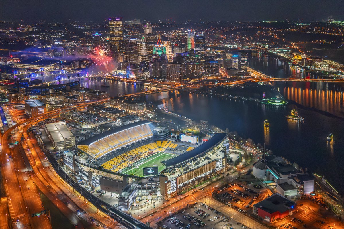 DaveDiCello's tweet photo. What an amazing Light Up Night in #Pittsburgh this evening. I had the opportunity to capture it from a helicopter with @dmcgrew and it is now my favorite Light Up Night that I've ever captured. SO many images to share over the coming weeks, but these are some early favorites. https://t.co/hXbNkcllZL