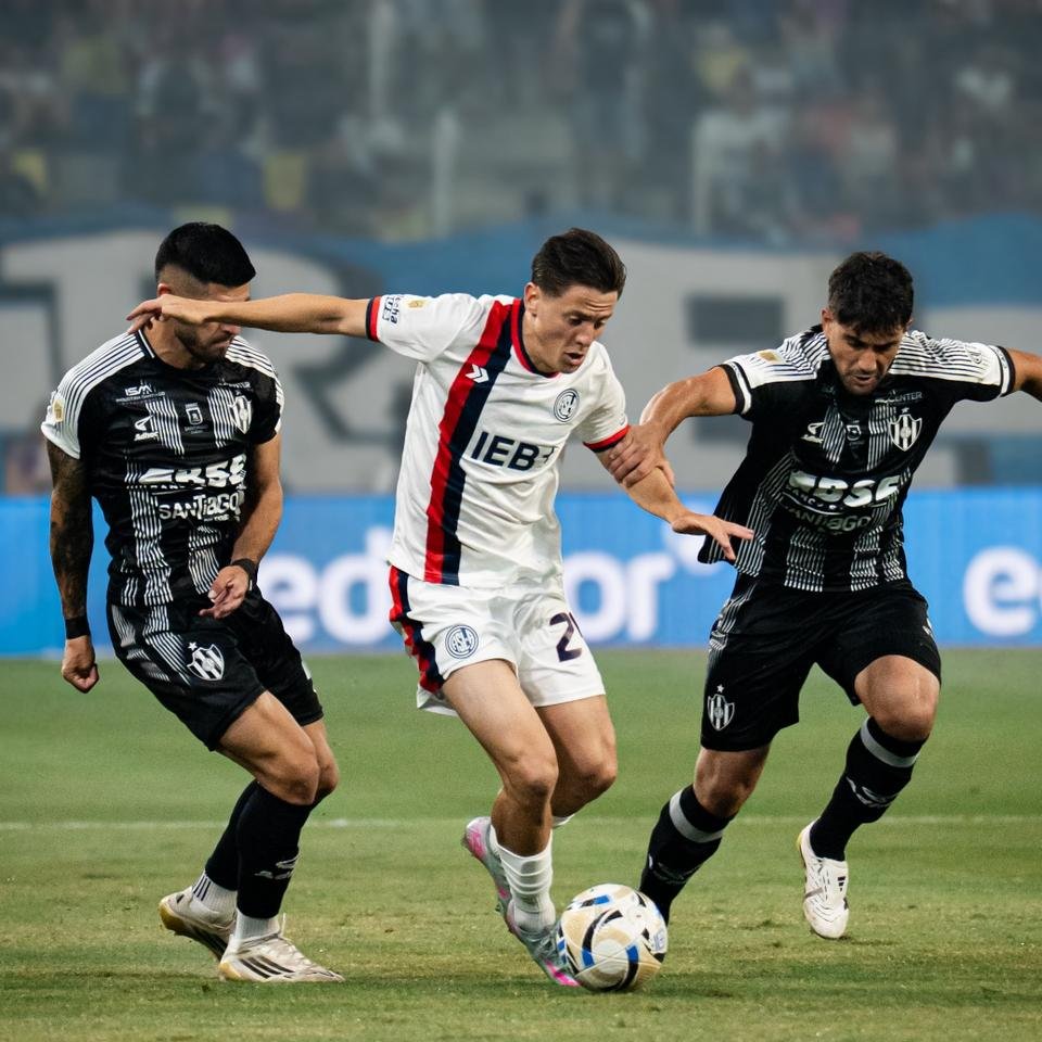 periodismobsas's tweet photo. Liga: Central Córdoba se lo dio vuelta a San Lorenzo y sobre la hora le ganó por 2 a 1 en Santiago del Estero https://t.co/eKyYQO9Mxv #centralcordoba #ccse #ayude #romaña #santiagodelestero #ferroviario #sanlorenzo #casla #ciclon #perello #defelippe #gullli #florentin #varaldo https://t.co/1HJgVr3Oja