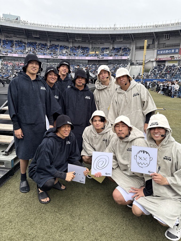 chibalotte_pr's tweet photo. マリーンズサウナ部の皆さんで集合写真。 サウナハットとウエア、皆さんお似合いですね！
#chibalotte #広報 #石川柊太 #鈴木昭汰 #田中晴也 #田村龍弘 #岡大海 #種市篤暉 #益田直也 #中森俊介 #八木彬 #高野脩汰 https://t.co/Ij0fJWHdxN