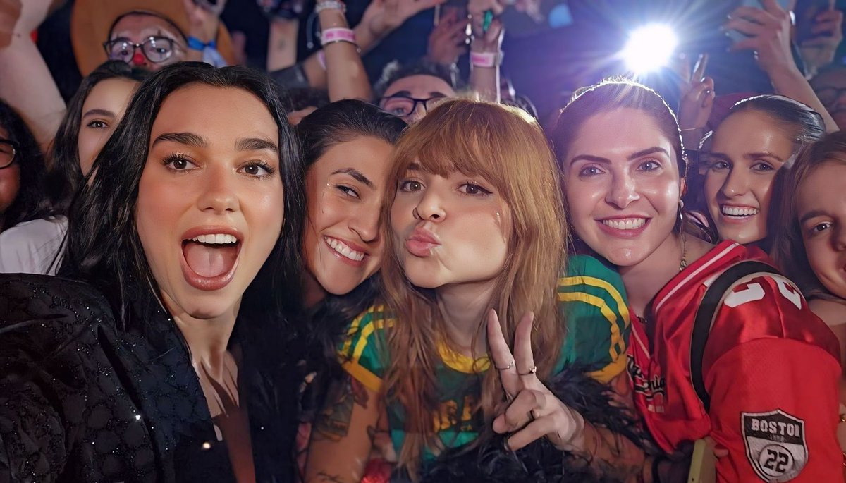 Selfies de Dua Lipa com fãs hoje #RadicalOptimismTourRio ❤️