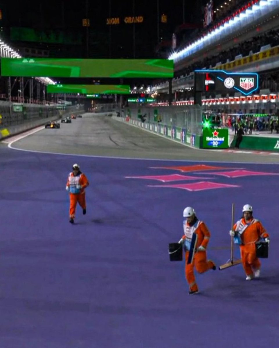 diegofmejia's tweet image. Peor que un comisario cruzando la pista con un coche aproximándose, varios comisarios en la escapatoria de la curva 1 al final de la primera vuelta sin VSC. Hay banderas amarillas dobles agitadas, pero claramente no es una situación ideal. #f1