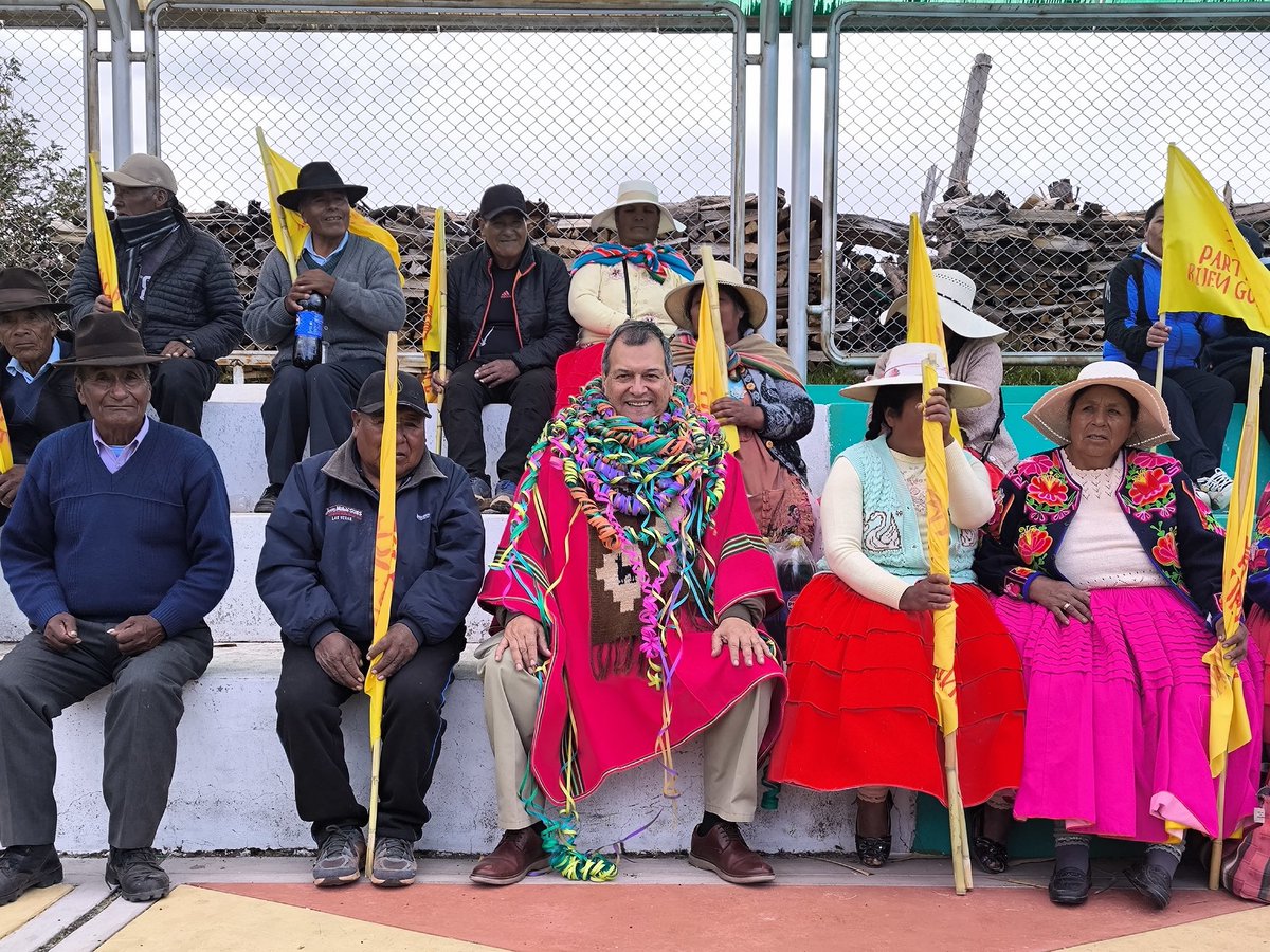 Hoy llegué a Puno, una tierra que siempre me devuelve a mis raíces. Desde Juliaca hasta Molloco, Isla Iscaya y Laconi, escuchamos a artesanos y comunidades que sostienen con dignidad la fuerza del sur andino. El Perú necesita un Estado serio, que acompañe y no abandone. (1/2)