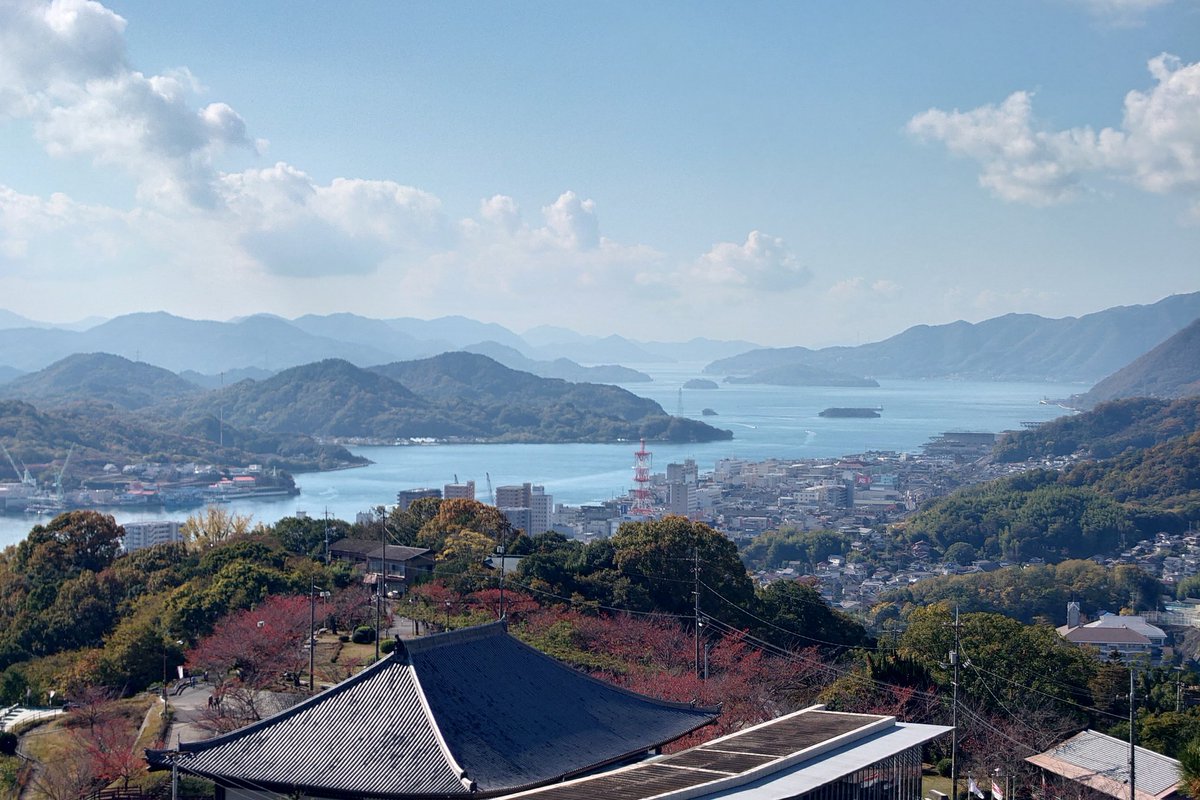 Kanata17's tweet photo. 三連休中日の尾道ハンパない
旅行最終日、千光寺山上がって来たけど、人が多いよ https://t.co/ObtMRRNbnq