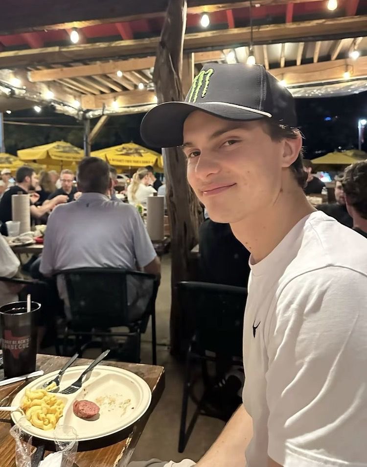 sofiahdzzz's tweet image. Ya suéltalo Dios, pls 
Déjalo sonreír una vez más 🥹
#LasVegasGP