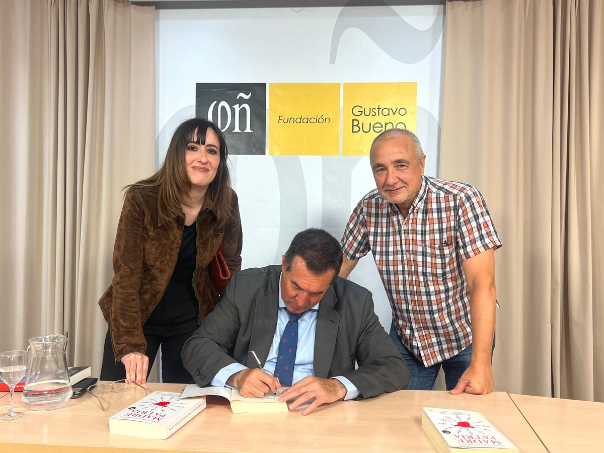 Un lindo recuerdo, el 6 de octubre en Oviedo, dedicándole mi libro LEPANTO. Cuando España salvó a Europa a Ana Malgor