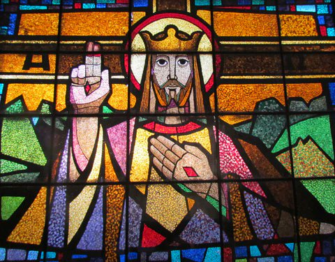 Atendiendo al #EvangelioDeHoy, JESÚS es proclamado REY cuando, clavado en la cruz, está siendo objeto de burlas y agravios. Su carta de presentación no es el poder, la riqueza o la fama, sino más bien: la entrega generosa de su vida por los suyos, por la humanidad entera. Amén.