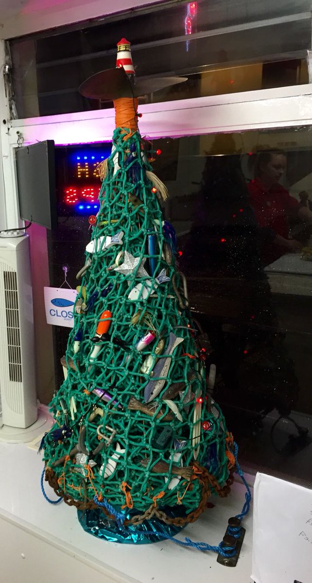 T_T_BTS_'s tweet photo. メンバーが用意してくれそうなクリスマスツリー考えました🎄

①ジンの魚つりー🎣
②ユンギの家ツリー🐱🏠
③ナムのブックツリー📚
④ホビのハッピーツリー🦄 https://t.co/a8AVfJtI8a