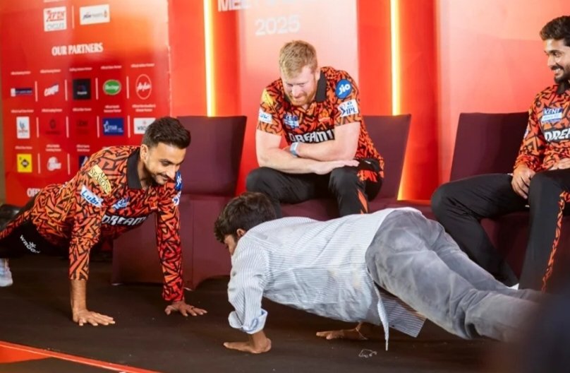 sunrisers_memu's tweet image. I got a moment I’ll never forget . did push-ups with Harshal Patel himself. Happy Birthday, champ! 🧡🔥

#harshalpatel