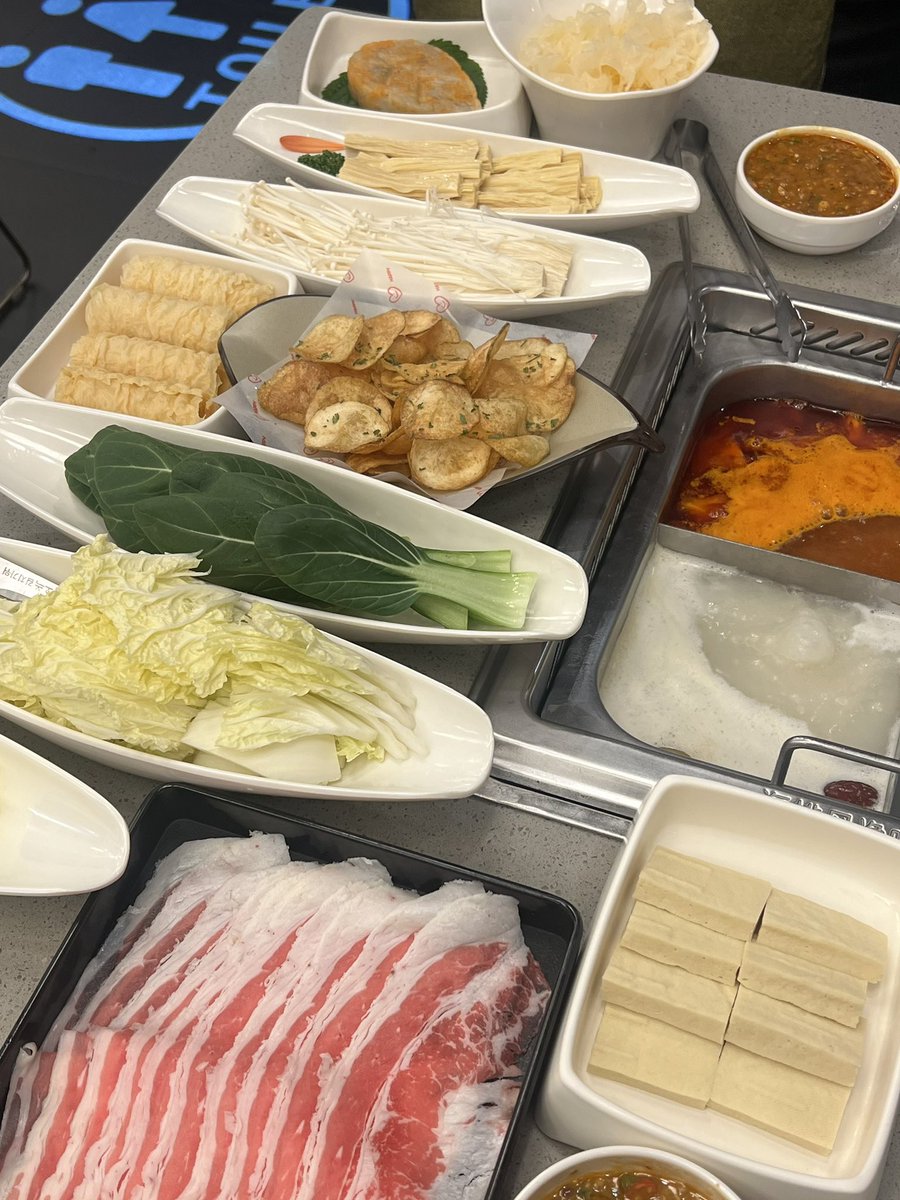 yumtiger's tweet image. 하이디라오가서 두유피 물에 살짝 담궈서 잘 펴주고 안에 우삼겹 한줄 넣고 새우완자랑 팽이버섯 넣고 돌돌돌 말아서 푹 익혀서 자극적인 소스랑 같이 먹으면 진짜진짜맛있음 ♥️
근데 살짝 귀찮긴한데 제가 만들어드릴게요
(비닐장갑 꼈습니다)