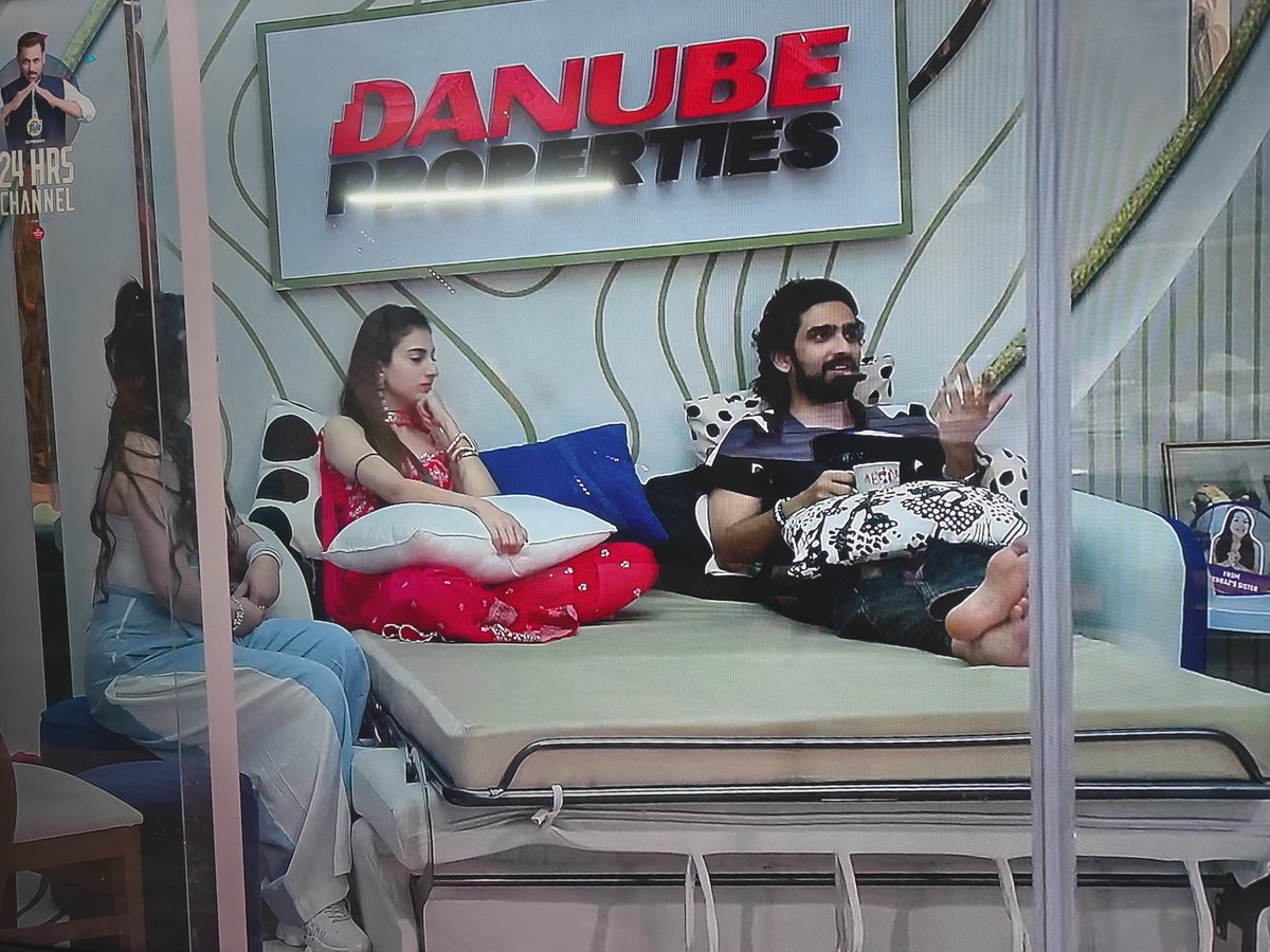 preetxarmy's tweet image. 🚨 WEEKEND KA VAAR UPDATES 🚨

#AmaalMallik : Me Winner nahi banunga to bhi mujhe farak nahi padega
#FarrhanaBhatt : Mera ek kaam kar
#AmaalMalik : Bolo
#FarrhanaBhat : Ticket to final mere liye sacrifice kar 
#AmaalMaallik : 😒😒😒😒

#SalmanKhan #BiggBoss19 #WeekendKaVaar