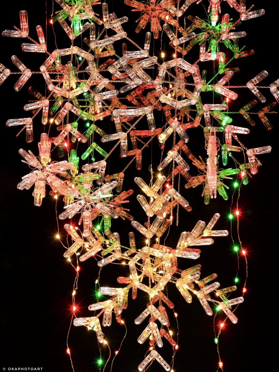 洗濯バサミフォト・イリュージョン✨

①洗濯バサミで花火を撮影した時のイメージで撮影しました。
②カメラ内の多重露出機能を使用しています📸
③LEDライト2種類、別のものを使っています。