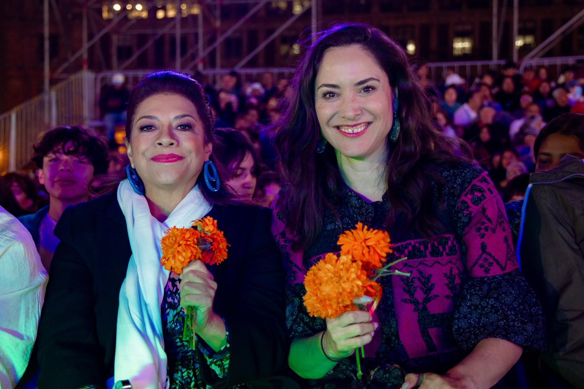 cultura_mx's tweet image. La Fiesta de Culturas Comunitarias “Yoltajtoli: Voces Vivas” reunió a más de 1,500 niñas, niños y jóvenes, quienes llenaron de canto, poesía y creación colectiva el Zócalo capitalino.

Un encuentro que fortalece las lenguas originarias, teje identidad desde las infancias y…