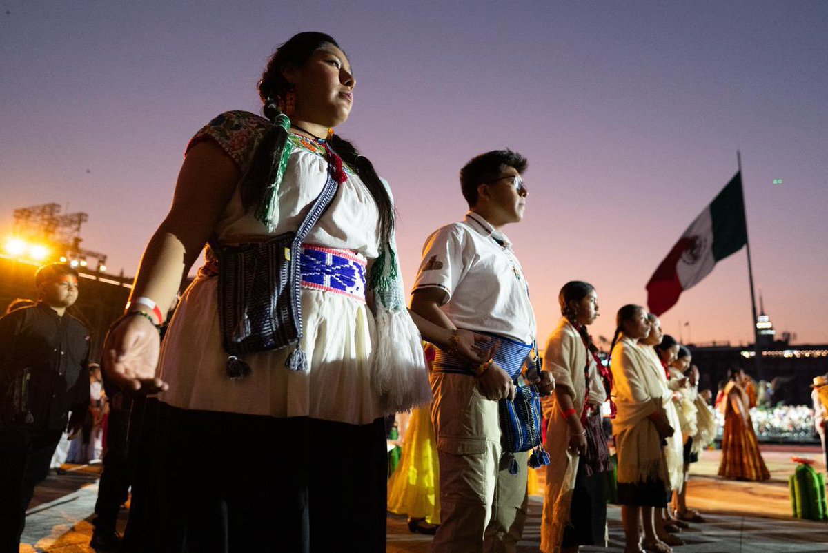 cultura_mx's tweet image. La Fiesta de Culturas Comunitarias “Yoltajtoli: Voces Vivas” reunió a más de 1,500 niñas, niños y jóvenes, quienes llenaron de canto, poesía y creación colectiva el Zócalo capitalino.

Un encuentro que fortalece las lenguas originarias, teje identidad desde las infancias y…
