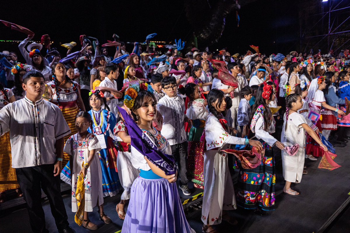 cultura_mx's tweet image. La Fiesta de Culturas Comunitarias “Yoltajtoli: Voces Vivas” reunió a más de 1,500 niñas, niños y jóvenes, quienes llenaron de canto, poesía y creación colectiva el Zócalo capitalino.

Un encuentro que fortalece las lenguas originarias, teje identidad desde las infancias y…