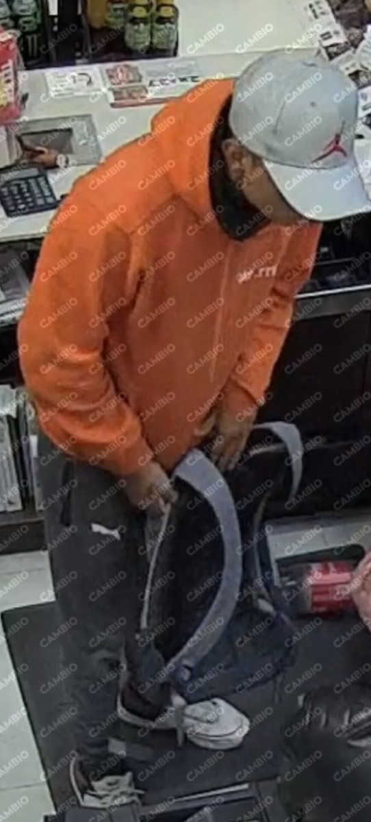 Diario_Cambio's tweet image. 🚨#ATENCIÓN | Estos sujetos acaban de encañonar a los empleados de un OXXO ubicado en la Avenida Rosendo Márquez en la colonia La Paz Puebla; los responsables fueron dos hombres y dos mujeres, quienes se llevaron mercancía y dinero en efectivo

#diariocambio #Puebla