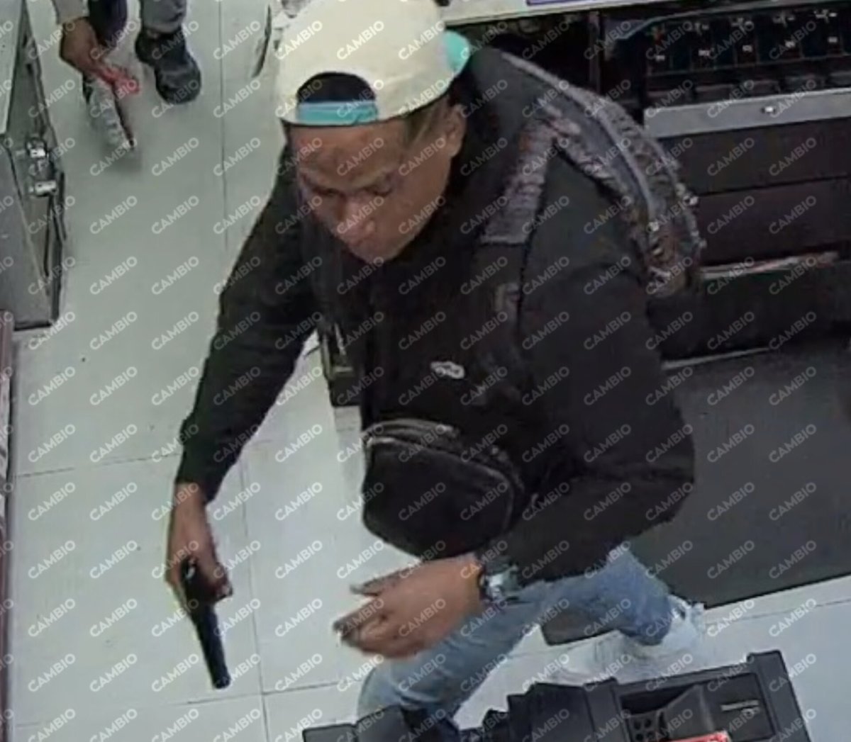 Diario_Cambio's tweet image. 🚨#ATENCIÓN | Estos sujetos acaban de encañonar a los empleados de un OXXO ubicado en la Avenida Rosendo Márquez en la colonia La Paz Puebla; los responsables fueron dos hombres y dos mujeres, quienes se llevaron mercancía y dinero en efectivo

#diariocambio #Puebla