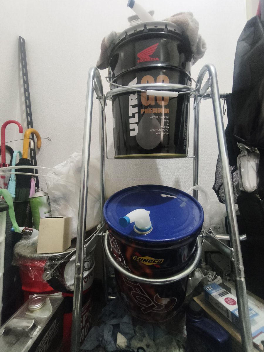 誰か3000円くらいでいりませんか？
引き取りに来て欲しいです。
もし廃バッテリー5個くらい持って帰ってもらえるならタダでいいです。
①車のオイルパン開けないで上からオイル抜くやつ
②キャップ付きオイル受け
③トヨタ SP 0W-20 多分6L以上はあると思う
④ペール缶スタンド