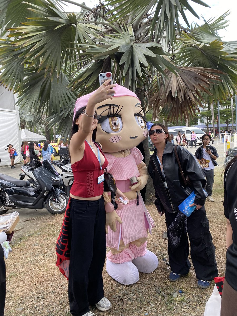 TeamLisaPH's tweet image. LALI for Day 2 waving her Lisa lightstick! Filo LILIES &amp;amp; BLINKs let’s achieve full yellow ocean today for Lisa ⭐️

We have volunteers who gave away banners + yellow stickers with instructions. Let’s go!

LISA BINIGHANI PH ARENA
#DEADLINEinBulacan_LISA
#BLACKPINK_DEADLINE