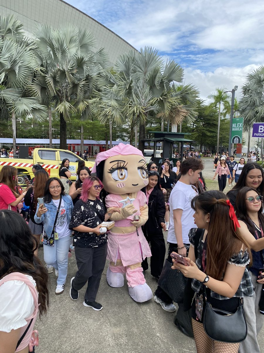 TeamLisaPH's tweet image. LALI for Day 2 waving her Lisa lightstick! Filo LILIES &amp;amp; BLINKs let’s achieve full yellow ocean today for Lisa ⭐️

We have volunteers who gave away banners + yellow stickers with instructions. Let’s go!

LISA BINIGHANI PH ARENA
#DEADLINEinBulacan_LISA
#BLACKPINK_DEADLINE