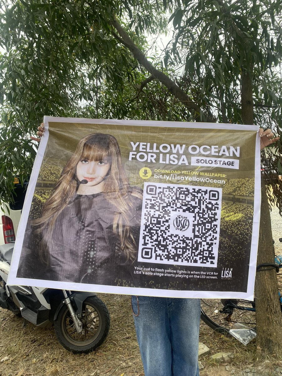 TeamLisaPH's tweet image. LALI for Day 2 waving her Lisa lightstick! Filo LILIES &amp;amp; BLINKs let’s achieve full yellow ocean today for Lisa ⭐️

We have volunteers who gave away banners + yellow stickers with instructions. Let’s go!

LISA BINIGHANI PH ARENA
#DEADLINEinBulacan_LISA
#BLACKPINK_DEADLINE