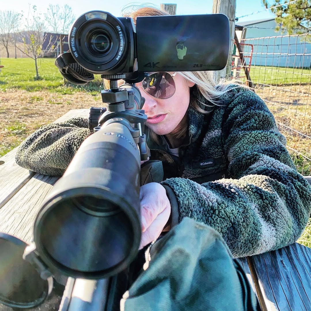 Miayepwu's tweet photo. I've got my sights on you, don't move!

#ActuallyVeryObedient

#SurvivalInstinctIsRaging

#HandsUpInSurrender https://t.co/YlMHCnBx3T