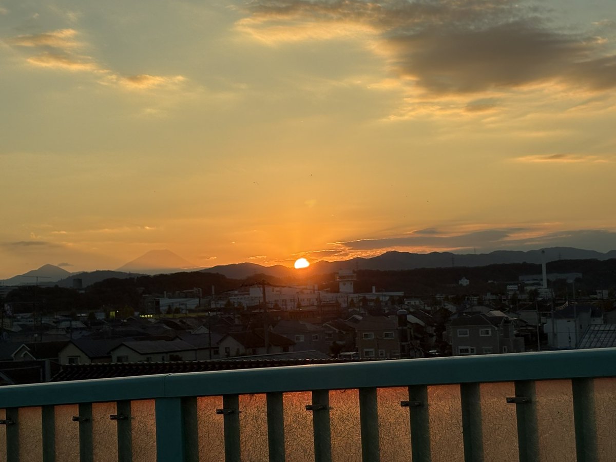 barolama2's tweet photo. そういえば昨日はかなり綺麗な夕陽の輝きでした。
こんな日はきっと明日もいい仕事が出来ると勝手に思ってます。
本日はトークライブ毒舌ダンディです。
よーしやったるわーい！
三連休のど真ん中、当日参加大歓迎です。 https://t.co/yfHzPq4735