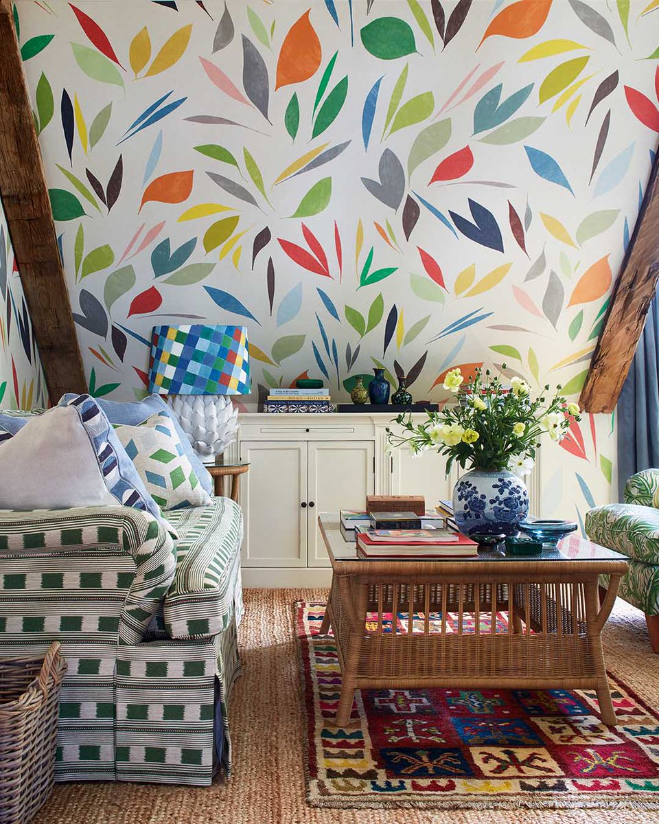Pour donner une impression d’espace au salon et atténuer l’effet du plafond en pente, la designer Cynthia Ferguson a choisi un papier peint à grands motifs. bit.ly/4ria0W2
@donnagriffith
@moandmecreative
@cynthiafergusondesigns