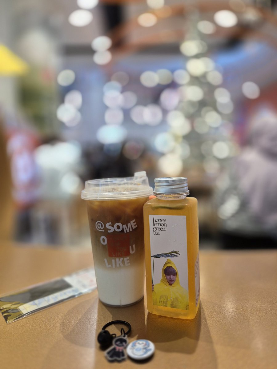 jaekyunnie06's tweet photo. Currently here at📍 At Tea 署茗職茶 @ 313 Somerset 😻 Whoaaaa thank you so much @NFlyingSG for organizing this event! This is so pretty! See yah all NFiadeul and @NFlyingofficial 🤗🤘✨️🔥
#NFlyingSummerRainCafe #NFlying #엔플라잉 #NFlyinginSG https://t.co/kzQUxd4lQ8
