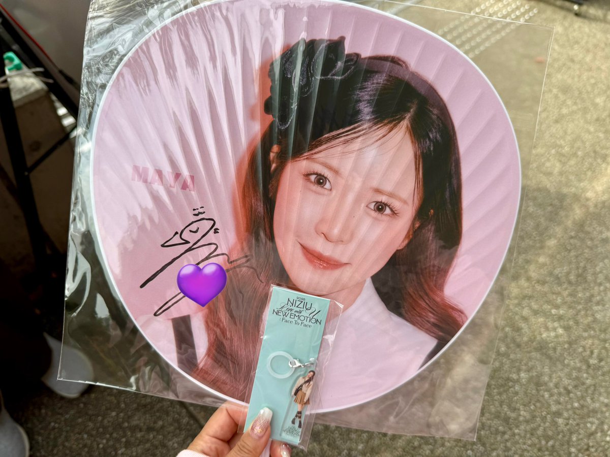 サ*ン様 NiziU 会場くじB賞 直筆サイン うちわ マヤ サ*ン様 NiziU 会場くじB賞 直筆サイン うちわ マヤ NiziU Official