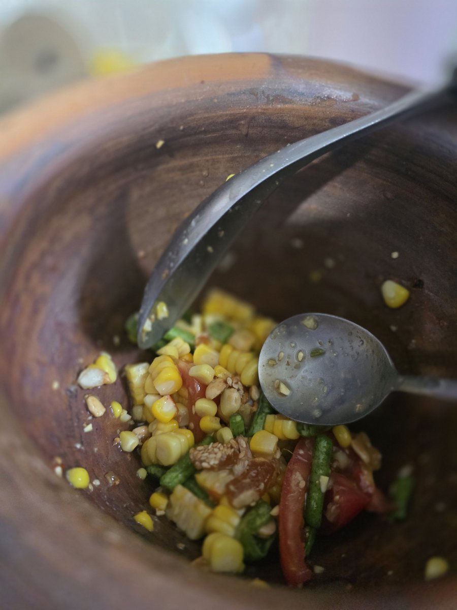 คนละเมนูวันนี้ :แม่อยากให้ ต้มผักกาดกระป๋องใส่ขาหมูไปใส่บาตร เราก้อรีเควสตำข้าวโพดไข่เค็มจากแม่มั้ง ลำบากแม่ต้มข้าวโพดอีกกกกกกก แล้วแม่ชั้นเก๋ด้วยนะใช้ถั่วตัดแทนถั่วลิสง