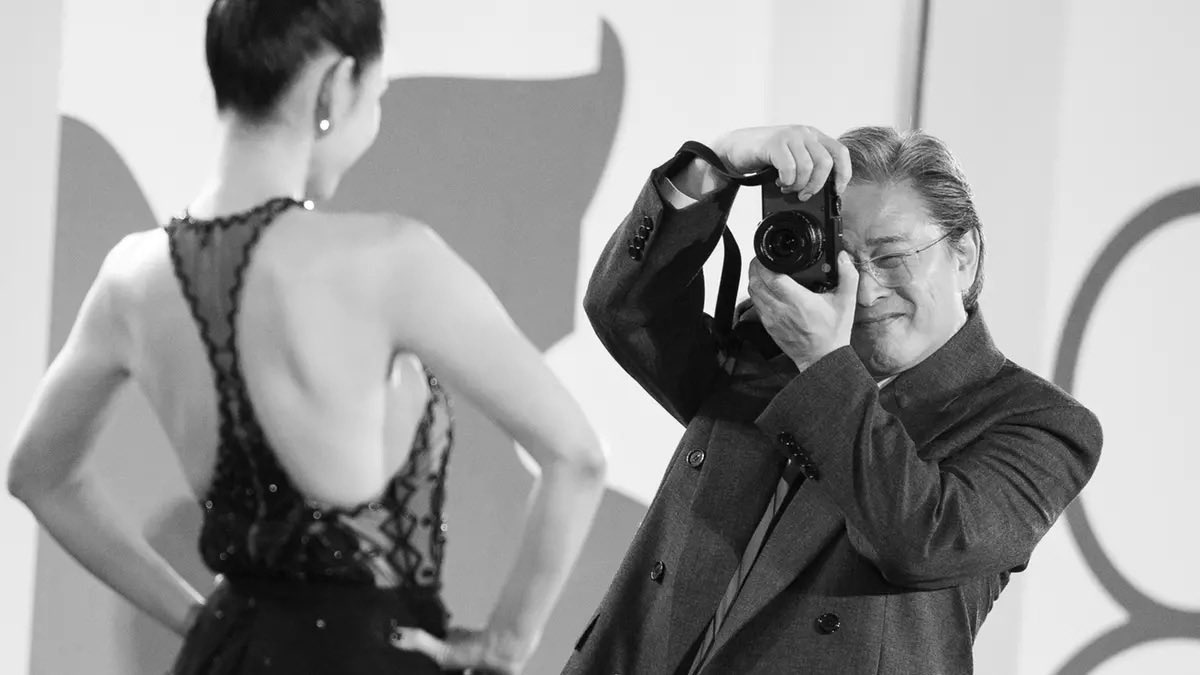 sonyejinpics's tweet photo. dir. park chan-wook:

“there were many times when son yejin came prepared with things i hadn’t thought of, and those moments often hit the mark perfectly. so, there were many surprising moments.
what i remember now is during the couple’s argument scene, there was this subtle chuckle mixed in like a breeze, along with the way she moved her head, that was shot in a somewhat distant full shot. the gestures, the breath with the lines, and those elements were so exquisite that i was truly impressed. i recall several moments like that.”