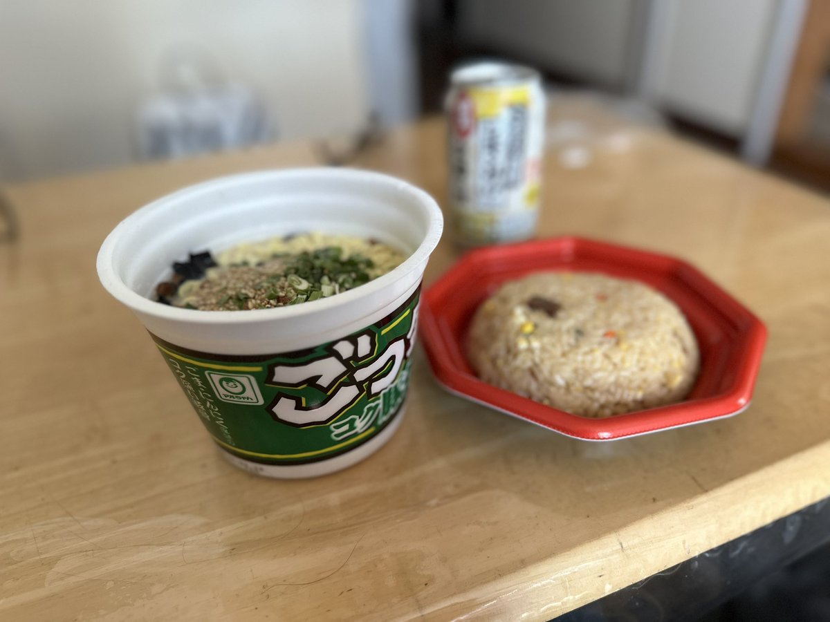 仕事終わって、今から1.５連休の始まり。
僕ぐらいになると1.5日もあれば常人の４連休ぐらいの有意義さは導き出せるから。
昼飯からしてこれだから。（有意義定食 ¥580）