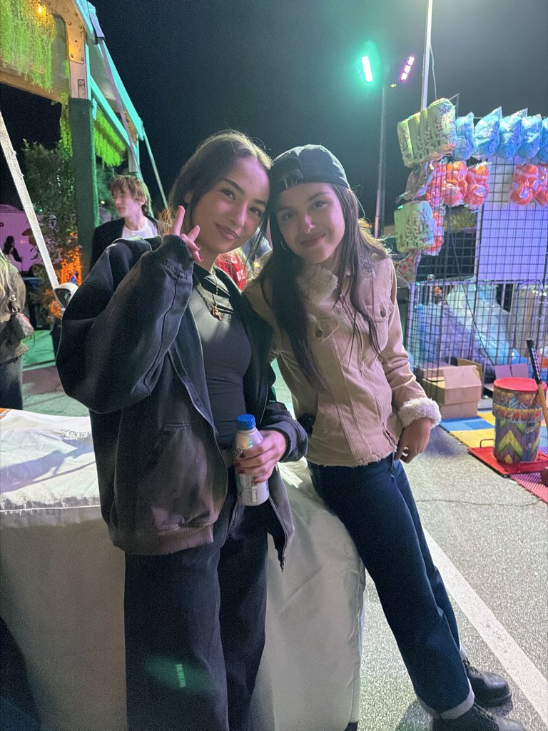 sakurashymk's tweet image. I met Olivia Rodrigo 🥺💜