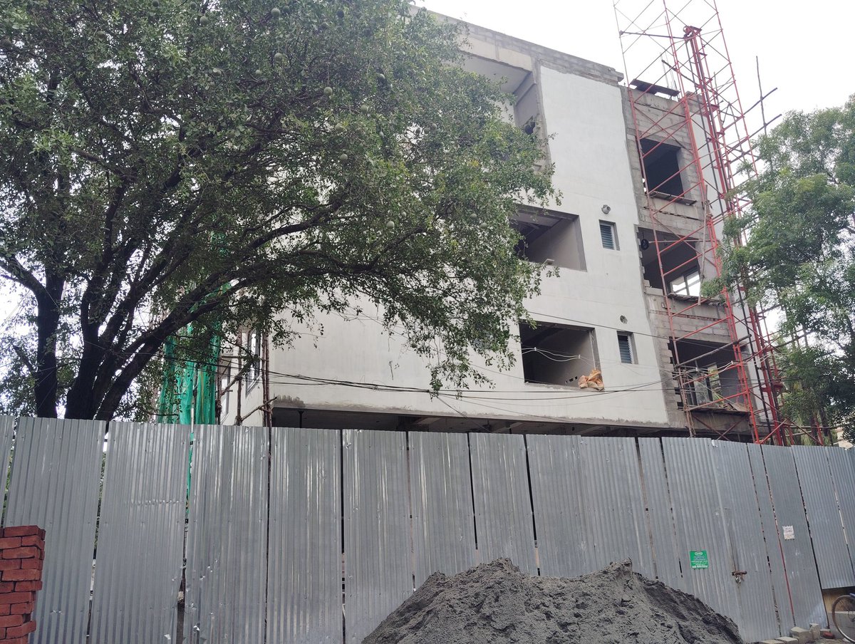 UpdatesTanjore's tweet image. Status of some ongoing construction works in Rajappa Nagar - MC Road, #Thanjavur ✨

🏥🏗️ Pic 1 &amp;amp; 2 are upcoming new hospital buildings.

🏨🏗️ Pic 3 &amp;amp; 4 are progressing as an upcoming commercial projects.

#NewProjects
#Thanjavur #MCroad 📈