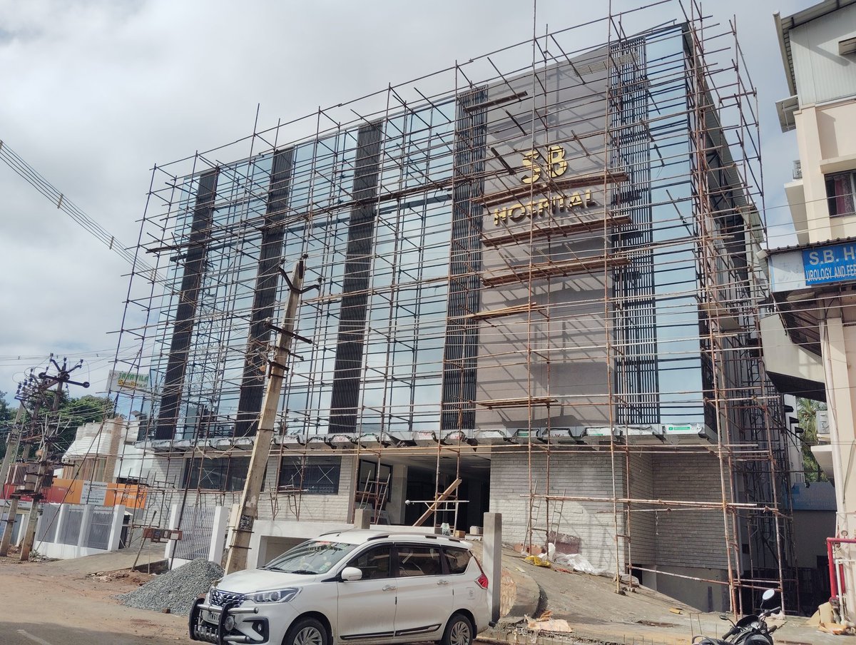 UpdatesTanjore's tweet image. Status of some ongoing construction works in Rajappa Nagar - MC Road, #Thanjavur ✨

🏥🏗️ Pic 1 &amp;amp; 2 are upcoming new hospital buildings.

🏨🏗️ Pic 3 &amp;amp; 4 are progressing as an upcoming commercial projects.

#NewProjects
#Thanjavur #MCroad 📈