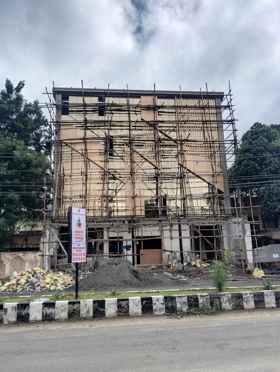 UpdatesTanjore's tweet image. Status of some ongoing construction works in Rajappa Nagar - MC Road, #Thanjavur ✨

🏥🏗️ Pic 1 &amp;amp; 2 are upcoming new hospital buildings.

🏨🏗️ Pic 3 &amp;amp; 4 are progressing as an upcoming commercial projects.

#NewProjects
#Thanjavur #MCroad 📈