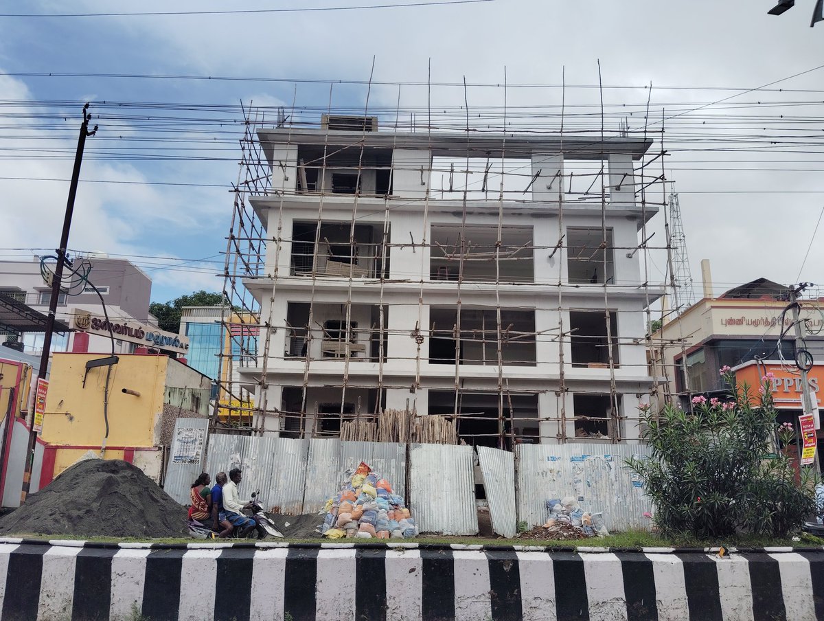 UpdatesTanjore's tweet image. Status of some ongoing construction works in Rajappa Nagar - MC Road, #Thanjavur ✨

🏥🏗️ Pic 1 &amp;amp; 2 are upcoming new hospital buildings.

🏨🏗️ Pic 3 &amp;amp; 4 are progressing as an upcoming commercial projects.

#NewProjects
#Thanjavur #MCroad 📈