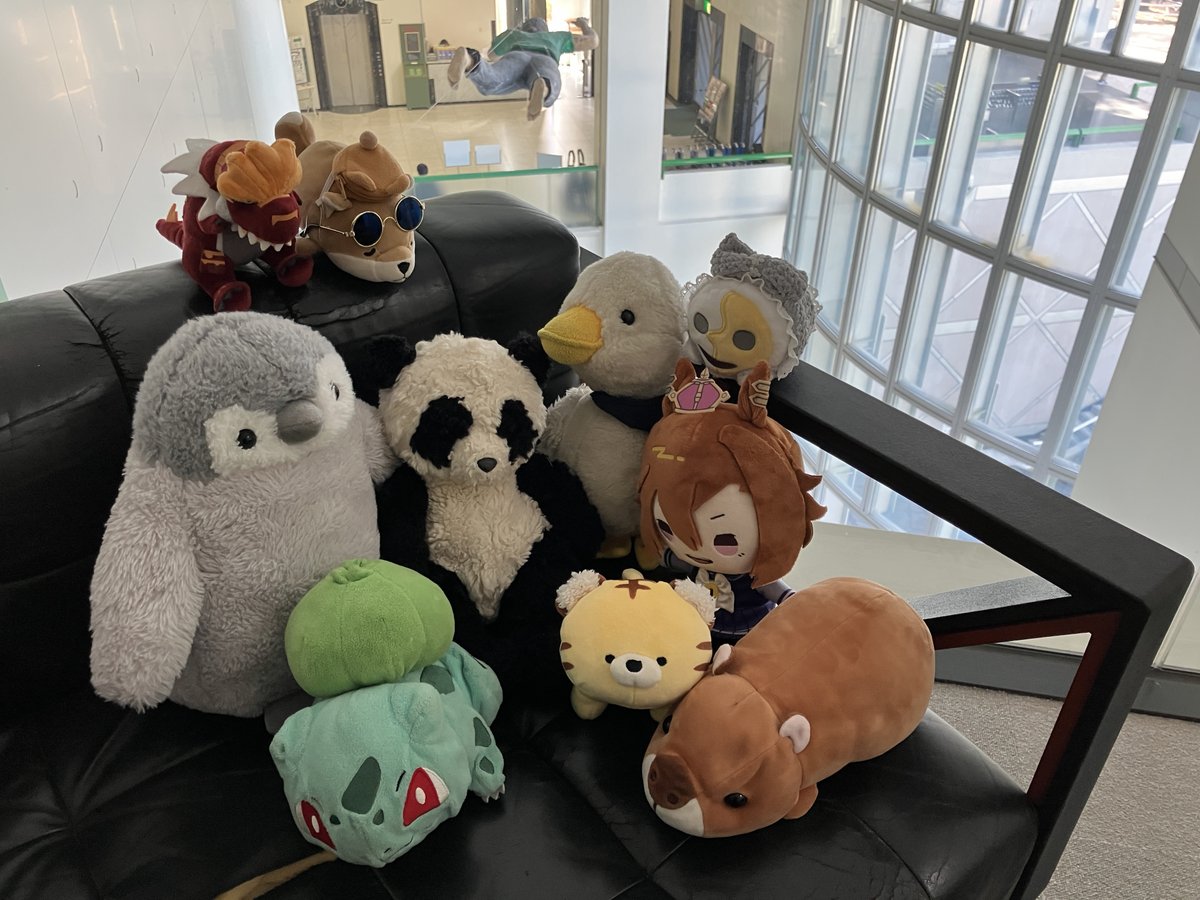 ncam_Nagoya's tweet image. 【#ぬいぐるみお泊り会】昨日の顔合わせ後は、普段はお客さんが入れない場所から美術館ロビーを覗いてみました。名古屋市美術館のロビーは地下1階から2階まで吹き抜けになっています。飛んでいる？ぶら下がっている？人は《フライングマン》という作品で、本当の人ではありません。