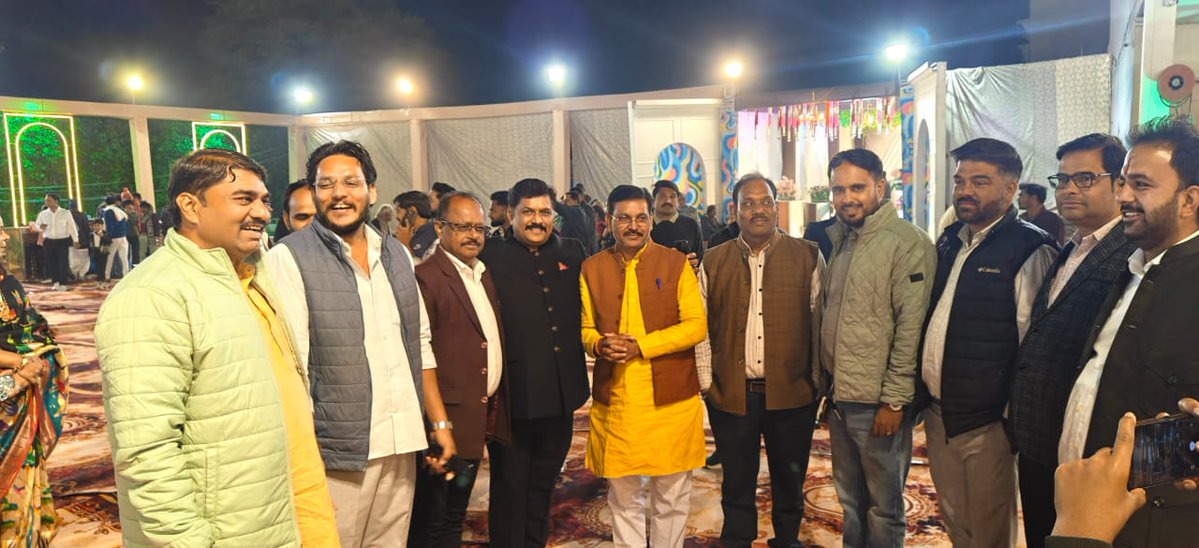 DrKPSinghYadav's tweet image. अशोकनगर में पूर्व सांसद प्रतिनिधि एवं पूर्व मंडल अध्यक्ष श्री तीर्थ नारायण शर्मा जी के सुपुत्र के शुभ विवाह समारोह में सम्मिलित होकर नवदंपति को उज्ज्वल वैवाहिक जीवन हेतु हार्दिक शुभकामनाएं प्रेषित की।