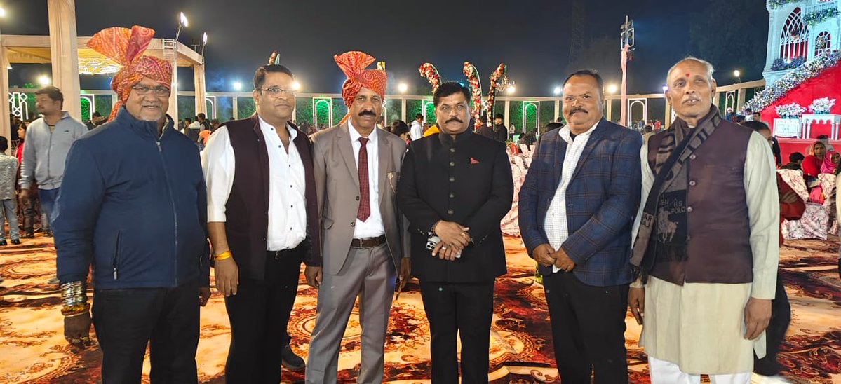 DrKPSinghYadav's tweet image. अशोकनगर में पूर्व सांसद प्रतिनिधि एवं पूर्व मंडल अध्यक्ष श्री तीर्थ नारायण शर्मा जी के सुपुत्र के शुभ विवाह समारोह में सम्मिलित होकर नवदंपति को उज्ज्वल वैवाहिक जीवन हेतु हार्दिक शुभकामनाएं प्रेषित की।