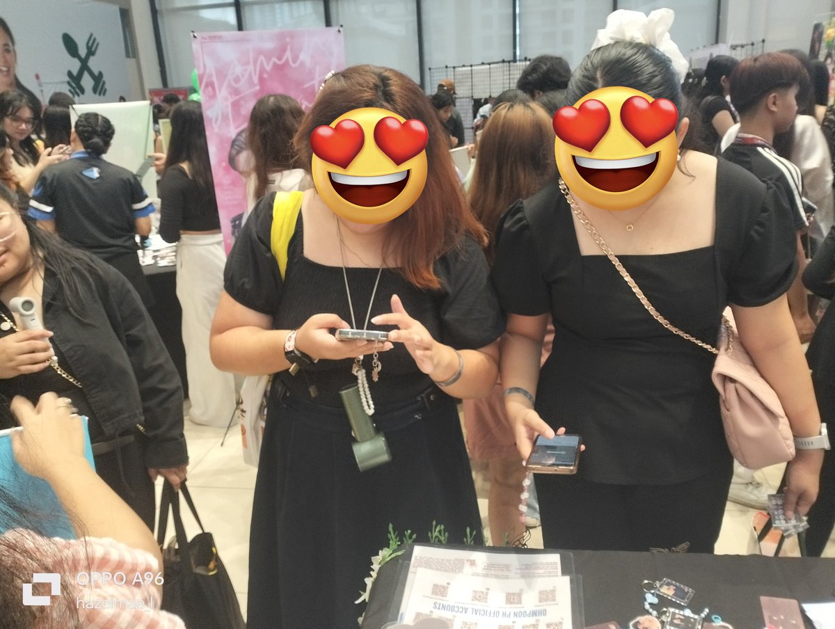 OhmPoon_PHfc819's tweet image. Many fans came by to get our freebies, having a blast answering trivia about Ohm and Poon and winning prizes along the way! 💙✨ We covered their faces for privacy, but we were still there enjoying every moment with them. It was so much fun seeing everyone interact and celebrate…