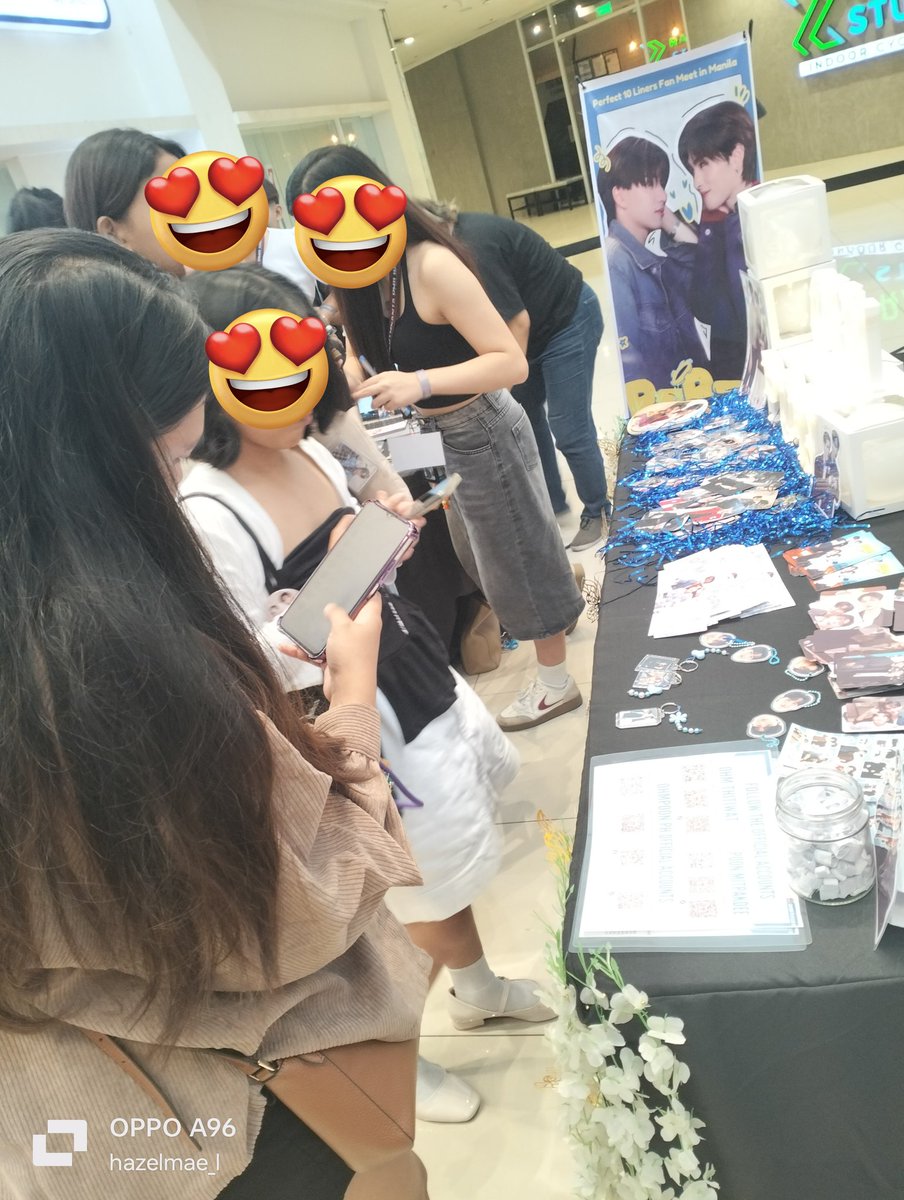 OhmPoon_PHfc819's tweet image. Many fans came by to get our freebies, having a blast answering trivia about Ohm and Poon and winning prizes along the way! 💙✨ We covered their faces for privacy, but we were still there enjoying every moment with them. It was so much fun seeing everyone interact and celebrate…