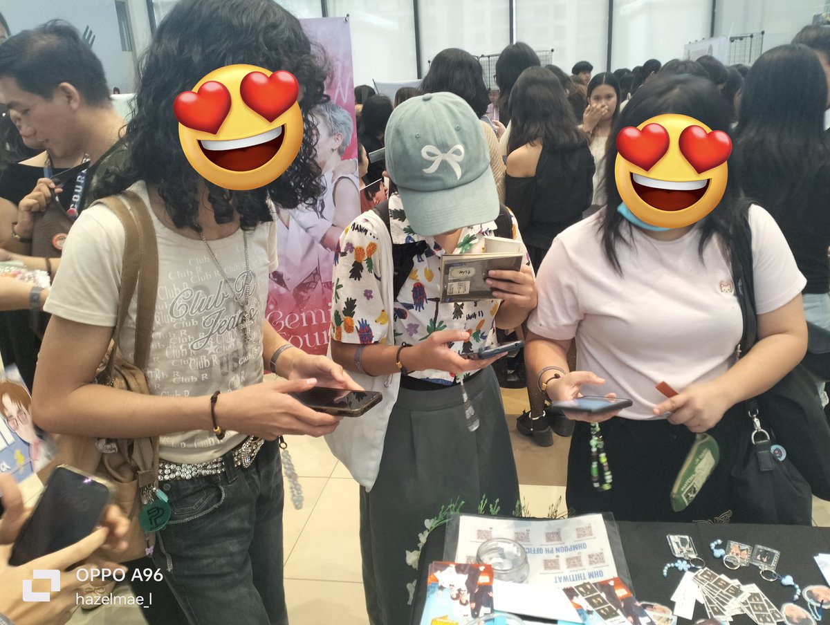 OhmPoon_PHfc819's tweet image. Many fans came by to get our freebies, having a blast answering trivia about Ohm and Poon and winning prizes along the way! 💙✨ We covered their faces for privacy, but we were still there enjoying every moment with them. It was so much fun seeing everyone interact and celebrate…