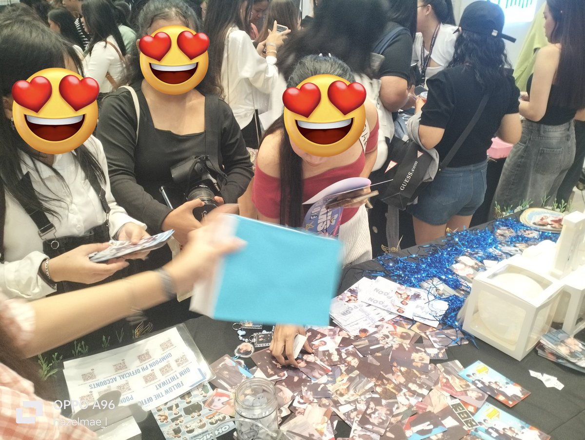 OhmPoon_PHfc819's tweet image. Many fans came by to get our freebies, having a blast answering trivia about Ohm and Poon and winning prizes along the way! 💙✨ We covered their faces for privacy, but we were still there enjoying every moment with them. It was so much fun seeing everyone interact and celebrate…
