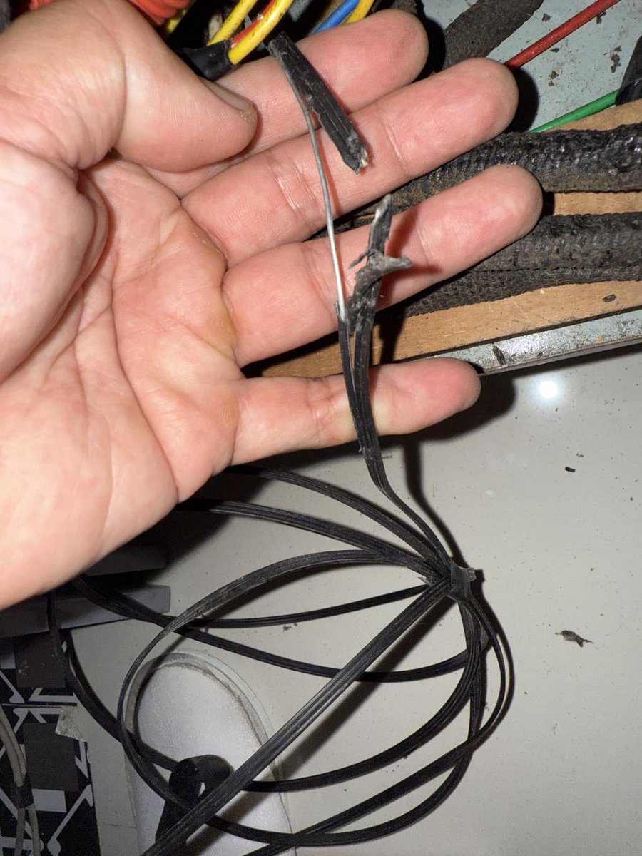 Need pabalikan asap pinutol ng mga technician nyo iniwan na lang na ganyan. Kahapon pa ako tumawag sa customer service nyo+