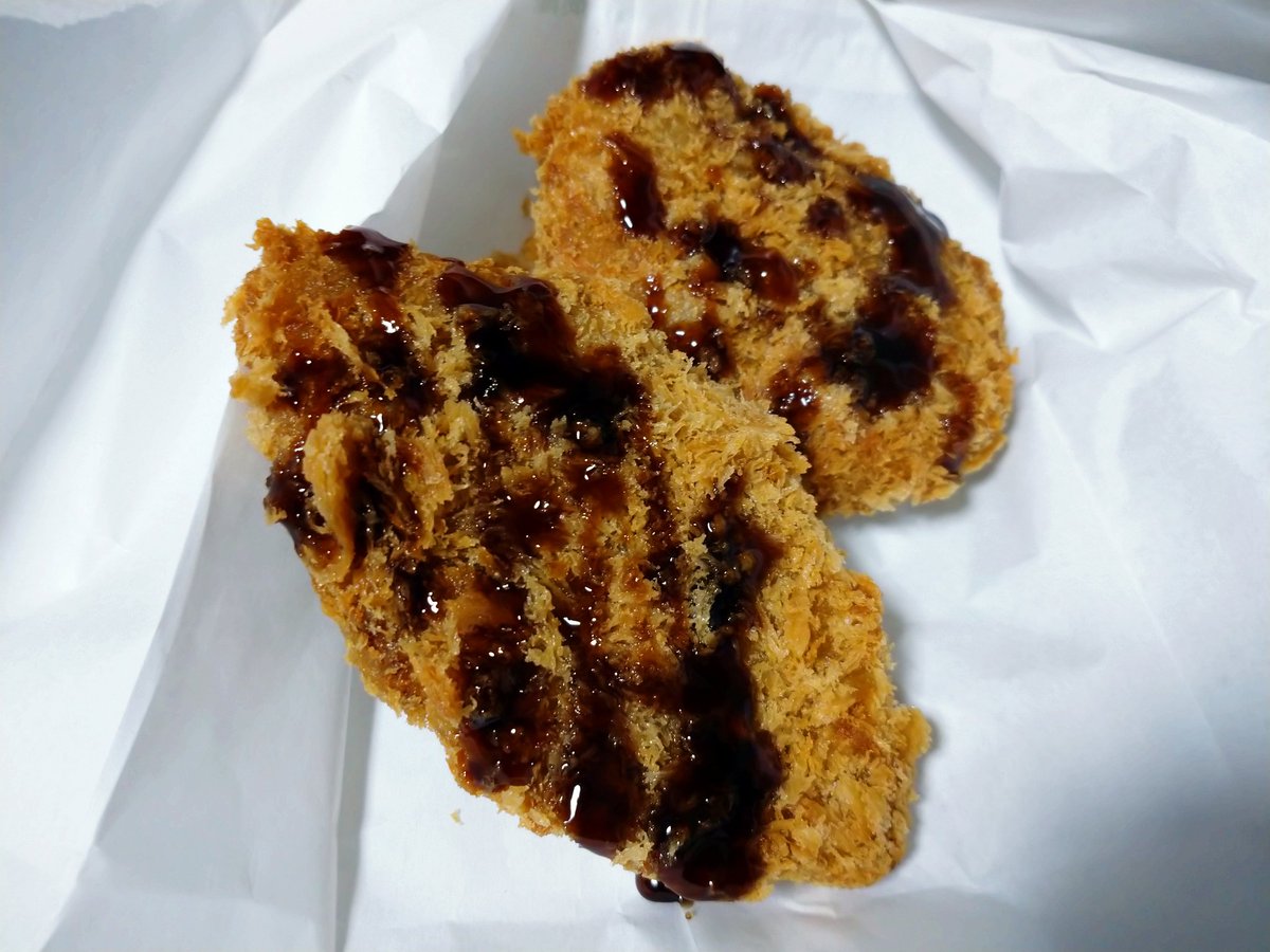 散髪の帰りに肉屋に寄り道してコロッケとヒレカツを買ってきた。これでビールを流し込むのがたまんねぇんだワ！